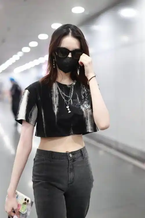 张艺凡穿黑色短t叠戴项链 搭配高腰水洗牛仔裤时髦满分_少女_必备_好