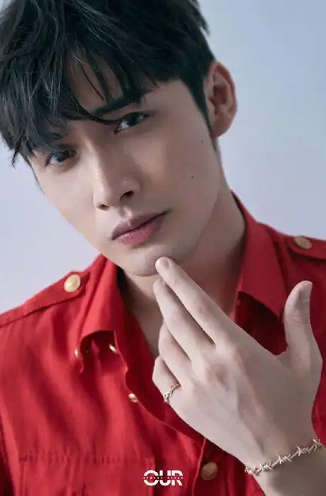 张彬彬红色衬衫时尚帅气高清写真图片