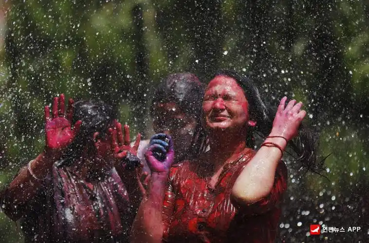 [31794531 3185] 33163437 3793 6105