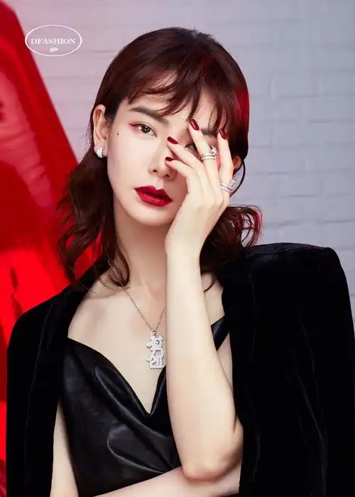 明星戚薇曝光一组时尚杂志封面风尚大片散发个人独特气质