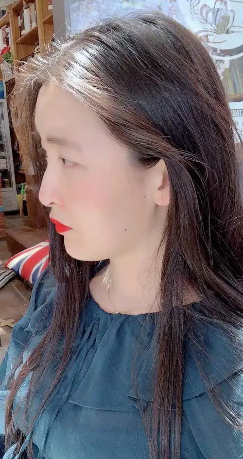 侧面不仅仅凸显了塌鼻子还有肥肥肥下巴