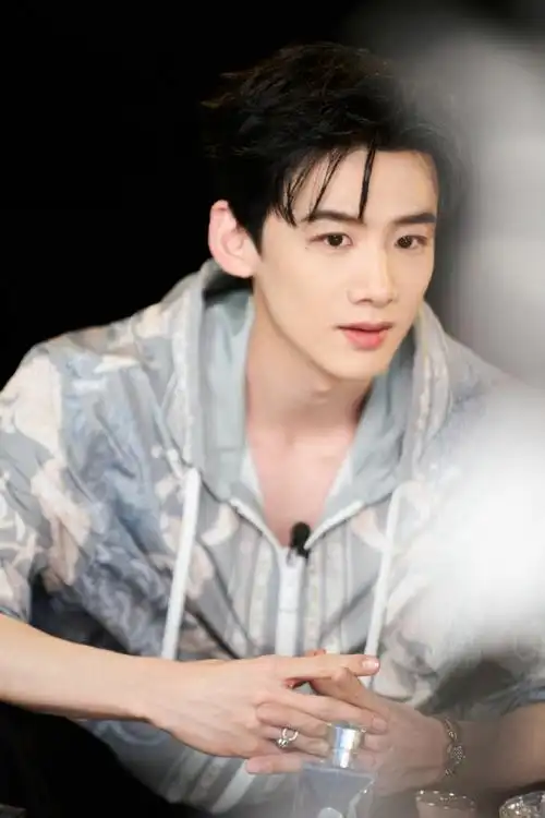 白敬亭照片|白敬亭ins    @白敬亭