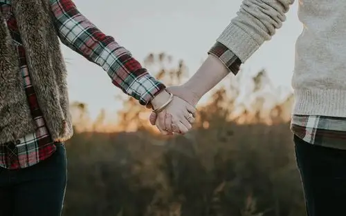 首页 其它 夫妇,手拉手 壁纸 当前尺寸:2880x1800,你可以点击图片放大