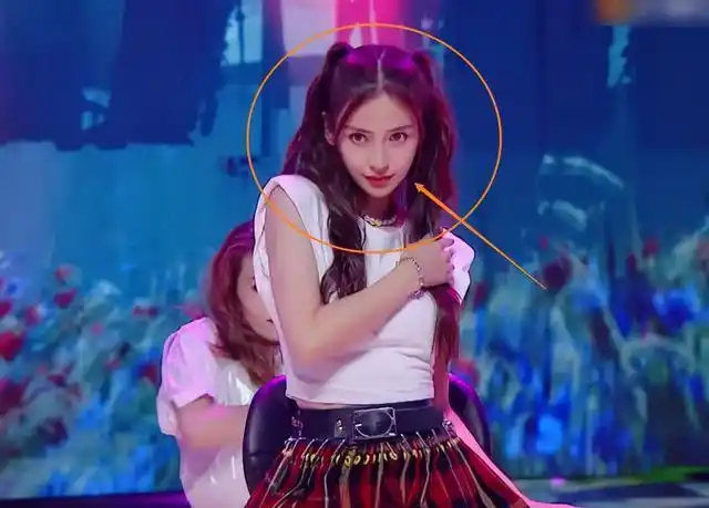 杨颖现身《快本》跳舞,表情管理不输女团,宛如18岁少女