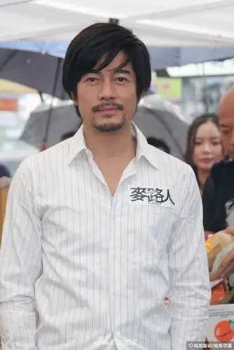 但是看造型和发型还算干净得体,郭富城的头发好黑,发量也很多