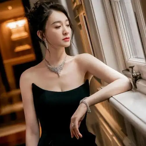 一些女明星在中年时期仍然保持着性感的魅力,这并不是因为她们故意