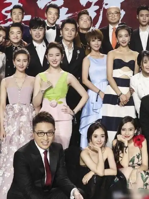 都不抢c位芭莎慈善夜大合影舒淇姚晨都靠边站杨紫baby站角落