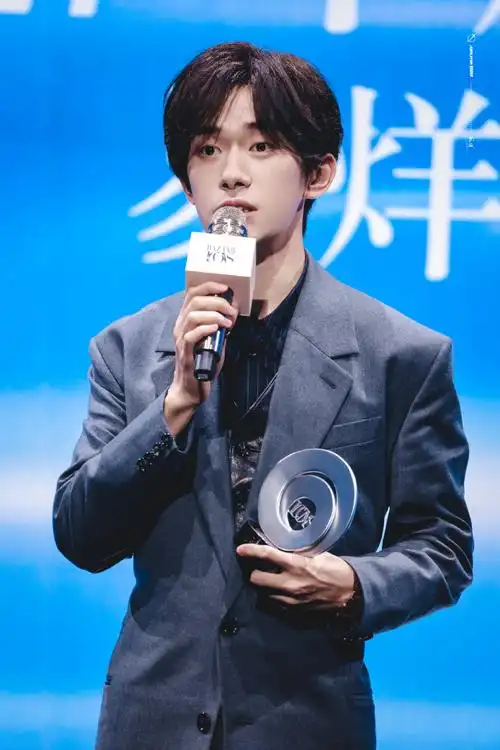 240510 芭莎时尚派对 年度icon@tfboys-易烊千玺  (眼神太温柔了)