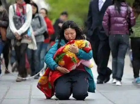 地震,当地震袭来的瞬间,正在吃饭的母亲用自己的身体护住了一旁的孩子