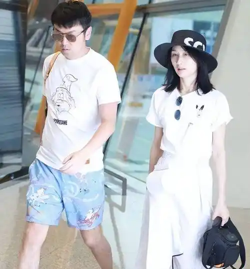 偶遇雷佳音一家三口度假,与美女老婆同框像父女,雷佳音白发抢镜_小北