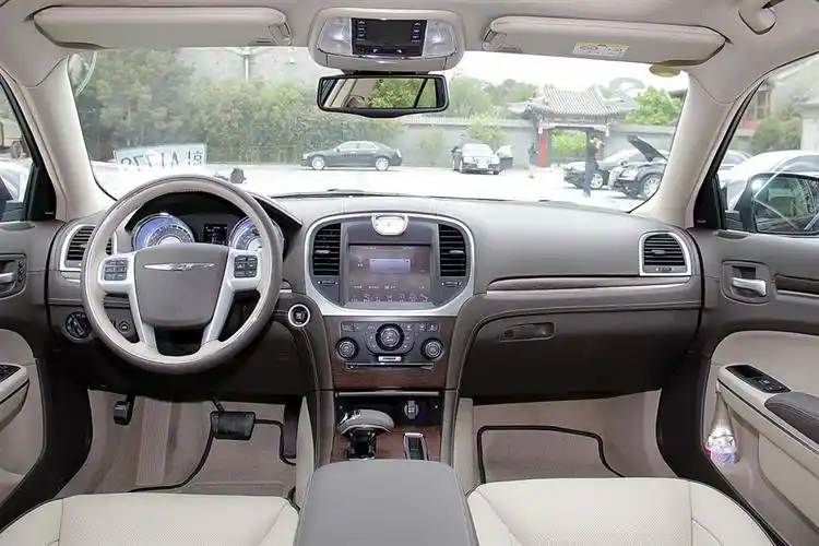 克莱斯勒300c完整内饰(中间)