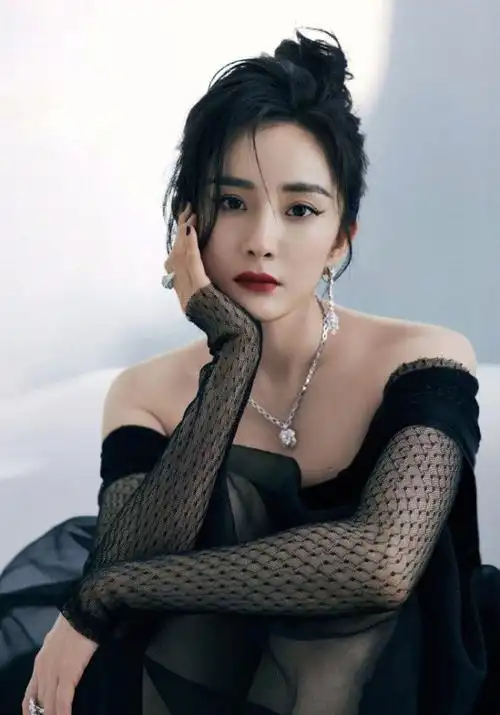 杨幂浴缸大片曝光罕穿深v黑纱礼服优雅又妩媚美到心坎里