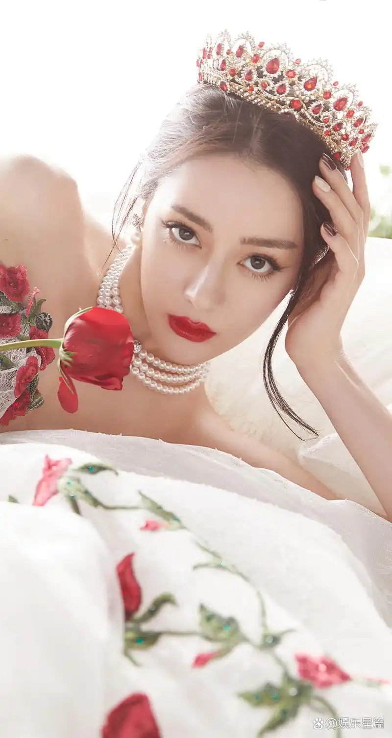 迪丽热巴#超美白纱裙红玫瑰梦幻