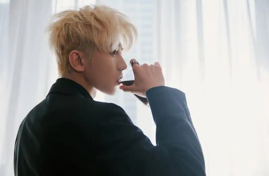 蔡徐坤回应风波后,粉丝放其吸烟照比烂,42家商务代言暂未受影响