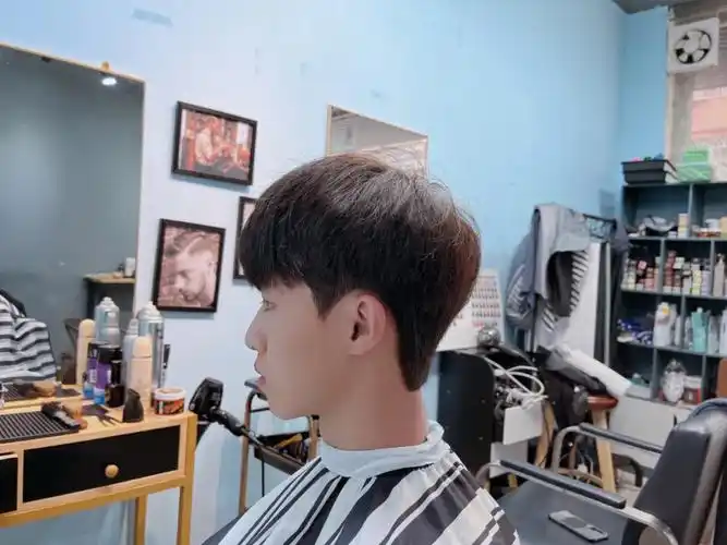 剪碎盖的朋友后面可以尝试这样剪更好看,后脑勺不要再留锅盖了