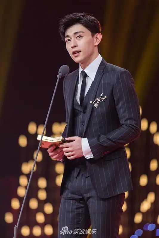 春晚语言四审 82岁李明启挽李成儒现身邓伦搭杨紫