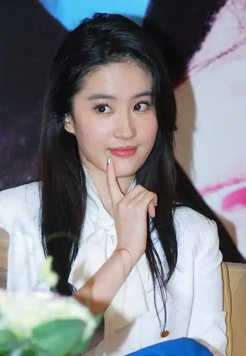 刘亦菲更新动态晒自拍,私下全程素颜,眼睛却小了太多_米奇_时候_软件