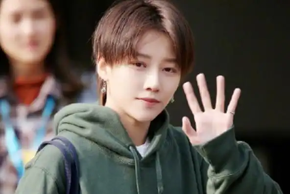 而且网上还有传闻说刘雨昕和蜜蜂少女队成员张希雅是一对情侣,本来就