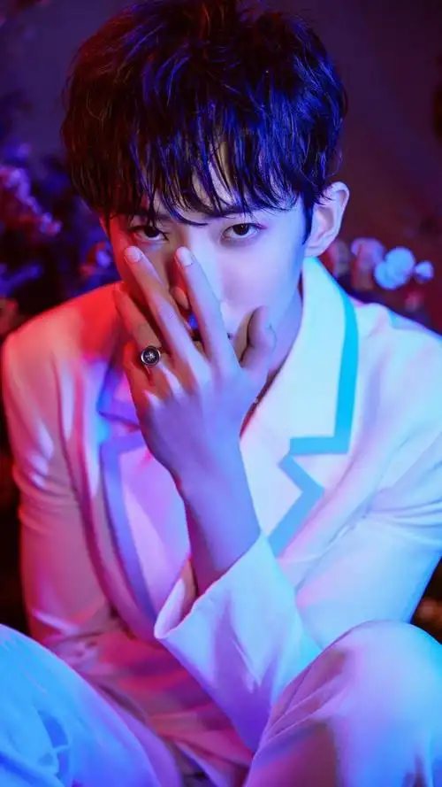 小鲜肉少年黄新淳帅气光影个人魅力写真