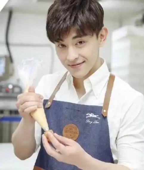 带你看看邓伦住的豪宅,头次见这种卧室床头设计,太独特了