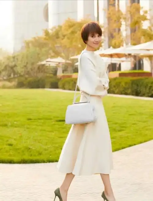 奔五的女人,建议少穿卫衣配牛仔裤,学袁泉这样穿,高级优雅_腾讯新闻