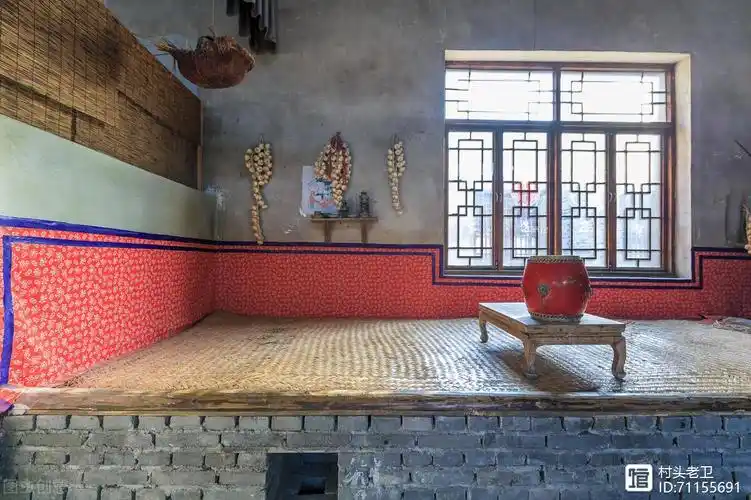火炕基本是北方农村特有的取暖方式,在北方农村,基本每家每户都会有一