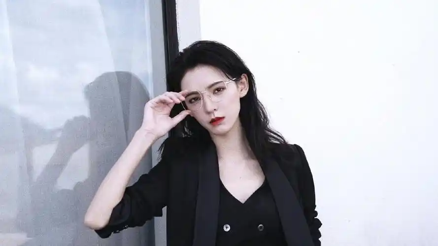 张予曦微博晒沉浸式雅痞妆vlog救命