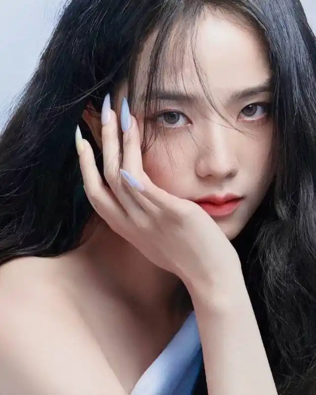 金智秀直播截图曝光全新发色引人注目这是门面的颜值吗