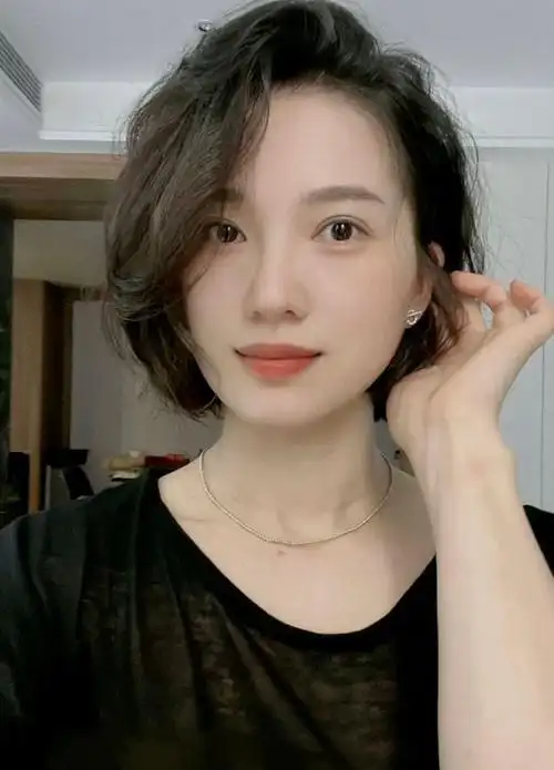 一,女人到中年头发别留太长,这4款"肩上烫"才洋气