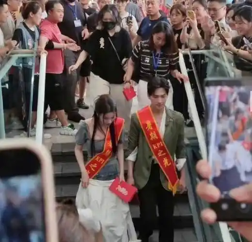 杨洋助理在门口等待