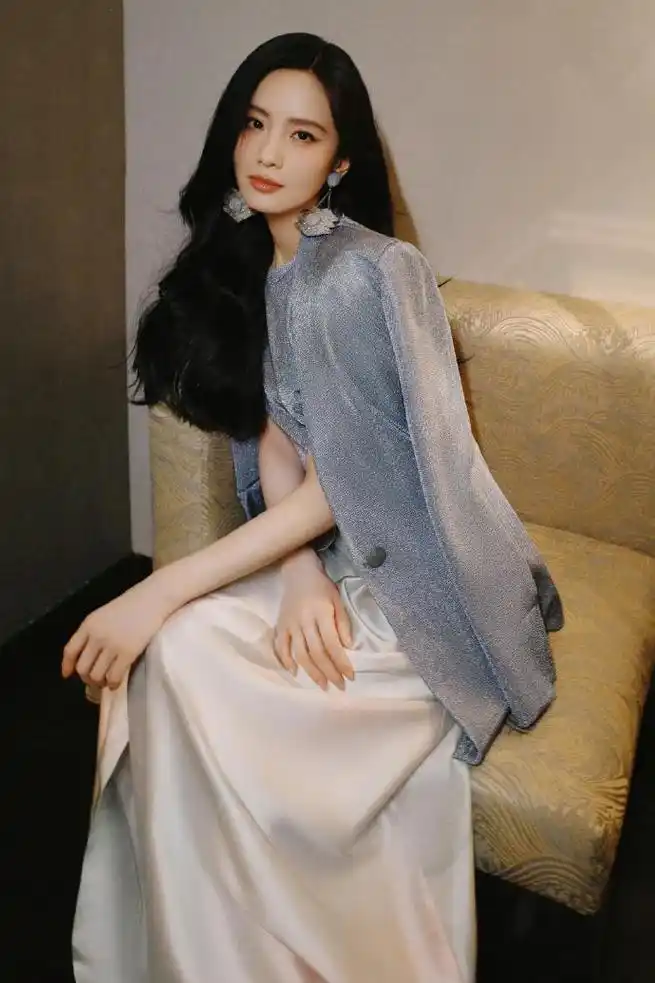 刘诗诗身着白色马面裙看米兰秀诠释中国时尚