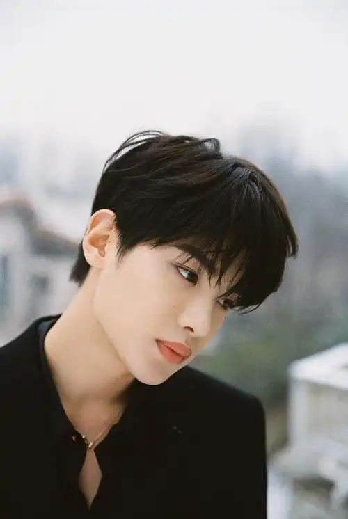 黄明昊网络视听年度盛典造型图黑色西装又酷又拽氛围感十足