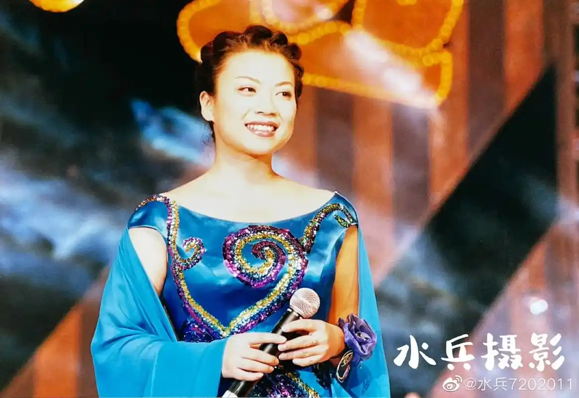 水兵摄影:"独树一帜的歌唱家"张也.张也的演唱甜美细腻,功力 - 抖音