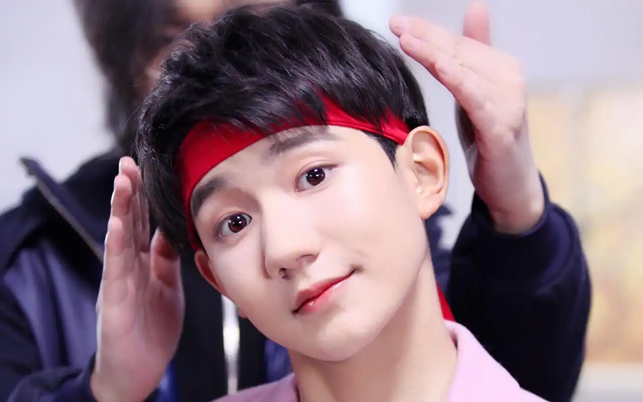 小鲜肉王源帅气壁纸_青春活力的tfboys王源