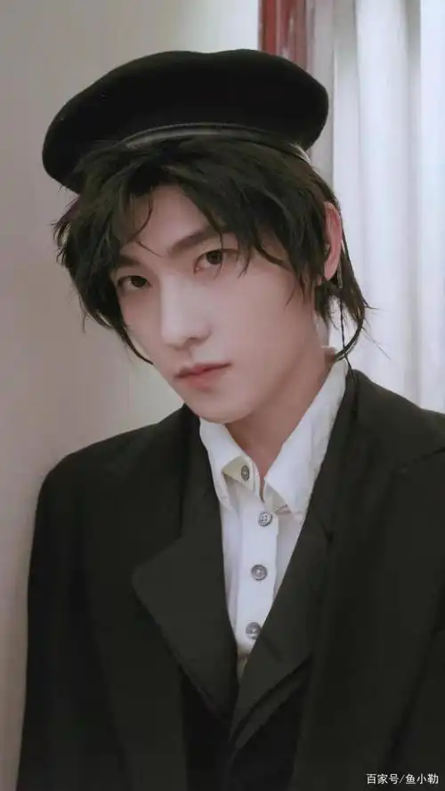 杨洋这个长长的头发搭配贝雷帽真的很有创意哦,果然颜值高怎样搭配都