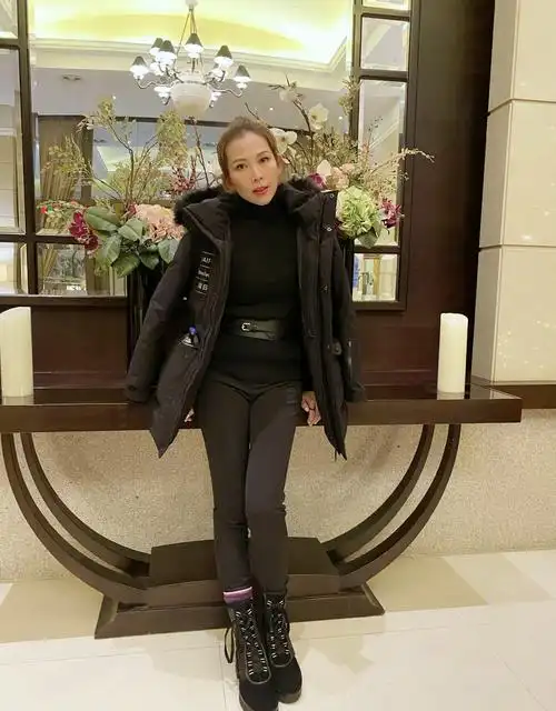 48岁蔡少芬近照曝光,黑色装扮女人味十足,冻龄的"皇后娘娘"