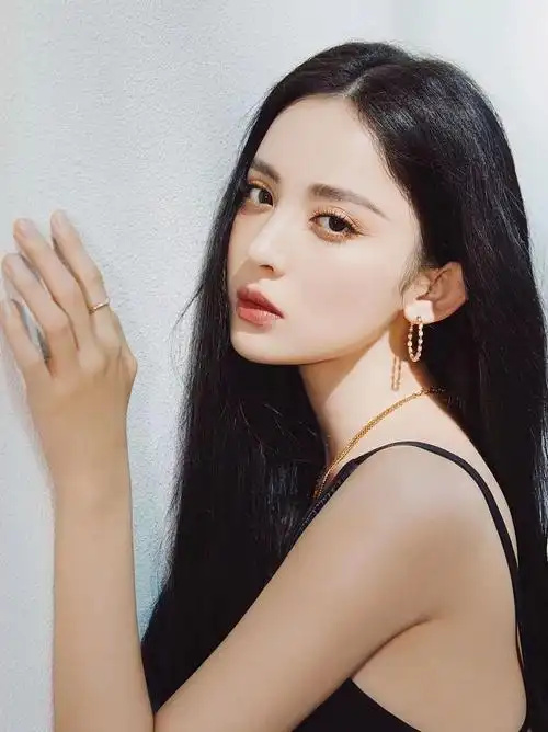 娜扎深v露背长裙秀白皙肤色 长发如墨现"回眸杀"