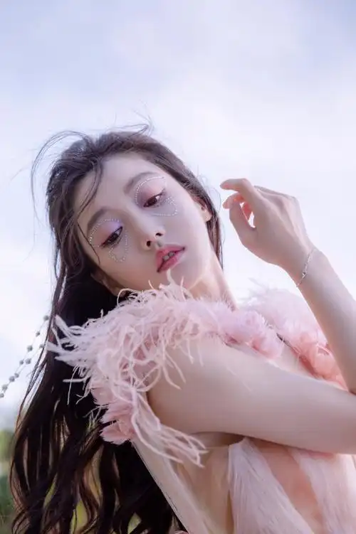 姜贞羽蝴蝶妆容释出流光璀璨明媚多娇