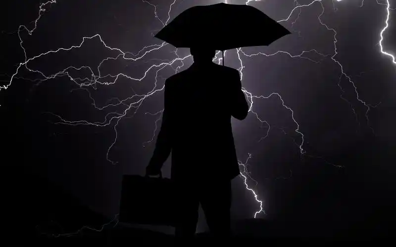 一个男人孤独淋雨伤感背影