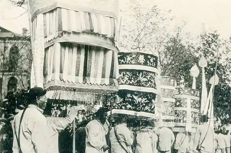 袁克文去世时,遗产仅剩20块,葬礼场景却比父亲袁世凯的还盛大_袁父