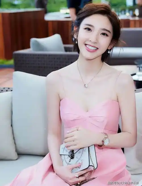 32岁唐艺昕,凹凸丰满身材竟然这么好!_社会_演技_演艺事业