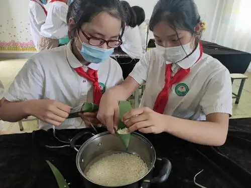 潘村小学开展"浓情端午,粽情欢乐"包粽子体验活动