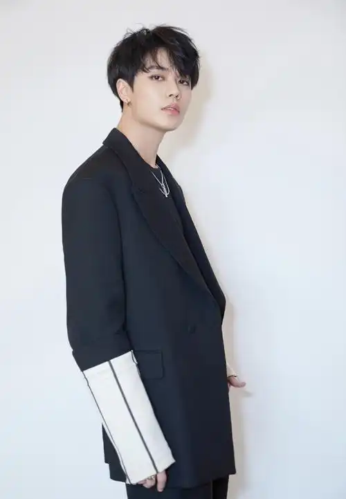 林彦俊儒雅帅气活动照图片