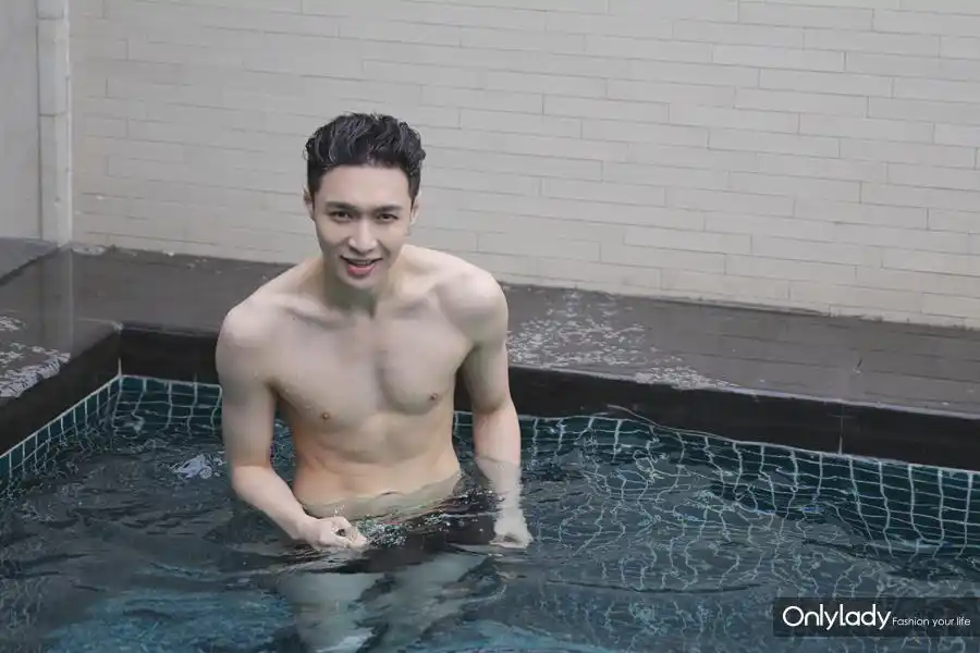 荷尔蒙炸裂 张艺兴泳池半裸秀性感腹肌