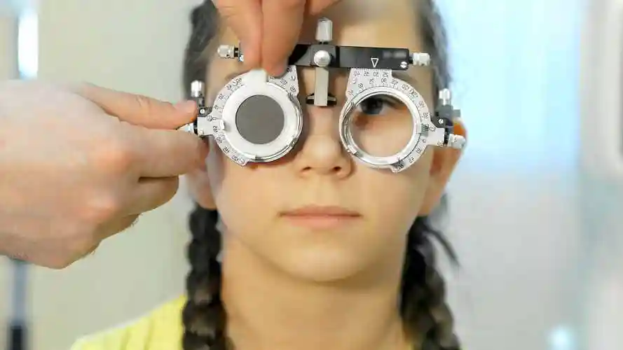 小孩近视,验光配镜