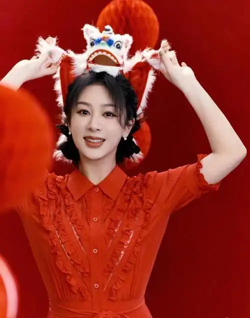 杨紫春晚开场穿搭与其他人格格不入就属她看着壮不如拜年造型