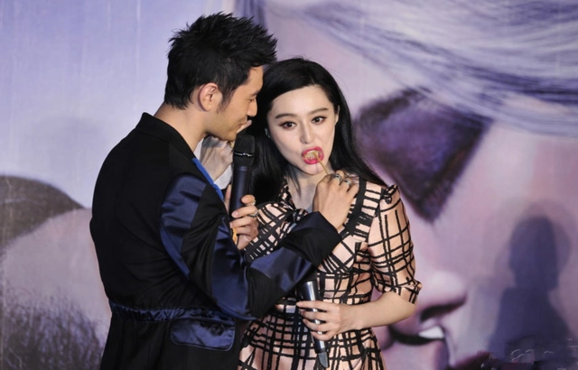 范冰冰与黄晓明互喂串串,两人互动秀甜蜜,范冰冰金色线条裙很美