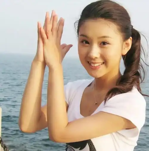 李小萌资料 :嫁王雷10年生两子,37岁身材好似少女,出道20年不接吻戏