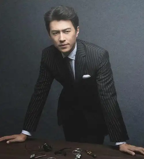 回顾靳东从服务员逆袭成演员能成功要感谢两位母亲的帮助