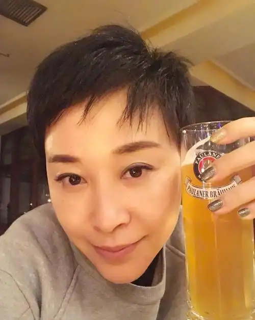 摆地摊供养妹妹音乐梦,身价上亿甘为妹妹拎包当助理|那英|那辛|音乐梦